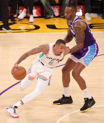 Los Angeles Lakers vs San Antonio Spurs at Staples Center in Los Angeles, CA on Thursday, December 23, 2021. Dejounte Murray 5 of the San Antonio Spurs dribbles around Dwight Howard 39 of the LA Lakers. PHILLIP KIM 2021-2022 NBA, Basketball Herren, USA Los Angeles Lakers vs San Antonio Spurs !ACHTUNG: NUR REDAKTIONELLE NUTZUNG!  Copyright: xPHILLIPxKIMx AME6072 20211224-bd65e6798f12f63b53aa430dfa60dfda2872e3e3