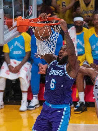 December 23, 2021, Los Angeles, California, USA: LeBron James 6 of the Los Angeles Lakers dunks the ball during their last NBA, Basketball Herren, USA home game at Staples Center against the San Antonio Spurs on Thursday December 23, 2021 in Los Angeles, California. Lakers lose to Spurs, 110-138. PI Los Angeles USA - ZUMAp124 20211223_zaa_p124_003 Copyright: xJAVIERxROJASx