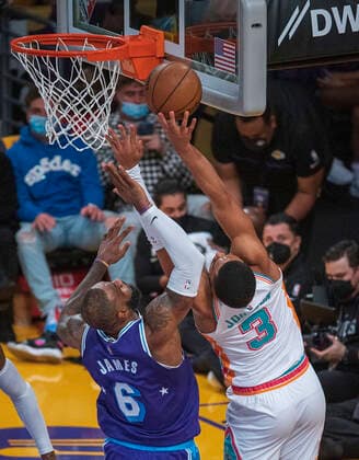 December 23, 2021, Los Angeles, California, USA: LeBron James 6 of the Los Angeles Lakers during their last NBA, Basketball Herren, USA home game at Staples Center blocks a shot by Keldon Johnson 3 of the San Antonio Spurs on Thursday December 23, 2021 in Los Angeles, California. Lakers lose to Spurs, 110-138. PI Los Angeles USA - ZUMAp124 20211223_zaa_p124_007 Copyright: xJAVIERxROJASx