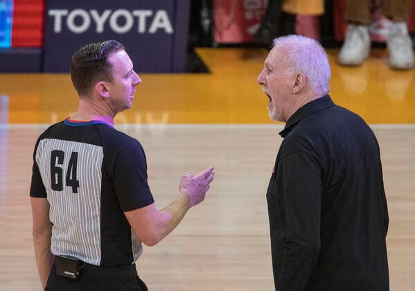 December 23, 2021, Los Angeles, California, USA: Head coach, Gregg Popovich of the San Antonio Spurs argues with the referee during their NBA, Basketball Herren, USA game at Staples Center against the Los Angeles Lakers on Thursday December 23, 2021 in Los Angeles, California. Lakers lose to Spurs, 110-138. PI Los Angeles USA - ZUMAp124 20211223_zaa_p124_015 Copyright: xJAVIERxROJASx