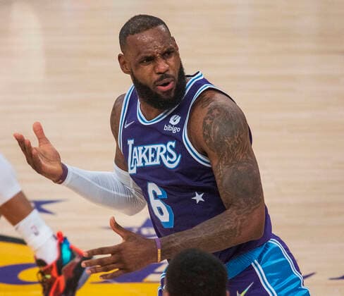 December 23, 2021, Los Angeles, California, USA: LeBron James 6 of the Los Angeles Lakers reacts to a no call during their last NBA, Basketball Herren, USA home game at Staples Center against the San Antonio Spurs on Thursday December 23, 2021 in Los Angeles, California. Lakers lose to Spurs, 110-138. PI Los Angeles USA - ZUMAp124 20211223_zaa_p124_018 Copyright: xJAVIERxROJASx