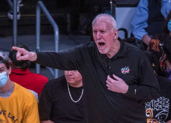 December 23, 2021, Los Angeles, California, USA: Head coach, Gregg Popovich of the San Antonio Spurs gives instructions during their NBA, Basketball Herren, USA game at Staples Center against the Los Angeles Lakers on Thursday December 23, 2021 in Los Angeles, California. Lakers lose to Spurs, 110-138. PI Los Angeles USA - ZUMAp124 20211223_zaa_p124_019 Copyright: xJAVIERxROJASx