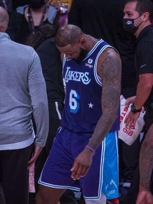 December 23, 2021, Los Angeles, California, USA: LeBron James 6 of the Los Angeles Lakers after a fourth quarter spurt by the San Antonio Spurs during their last NBA, Basketball Herren, USA home game at Staples Center on Thursday December 23, 2021 in Los Angeles, California. Lakers lose to Spurs, 110-138. PI Los Angeles USA - ZUMAp124 20211223_zaa_p124_023 Copyright: xJAVIERxROJASx