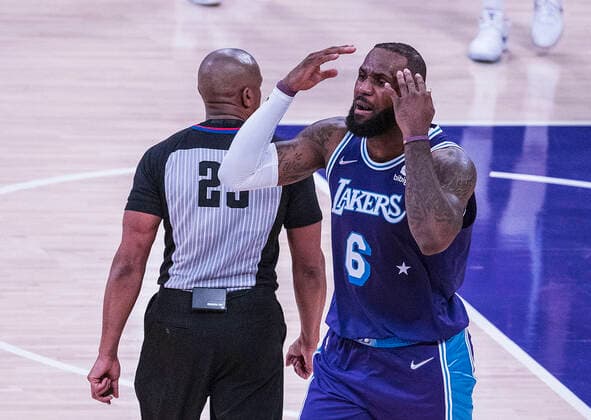December 23, 2021, Los Angeles, California, USA: LeBron James 6 of the Los Angeles Lakers reacts to a no call during their last NBA, Basketball Herren, USA home game at Staples Center against the San Antonio Spurs on Thursday December 23, 2021 in Los Angeles, California. Lakers lose to Spurs, 110-138. PI Los Angeles USA - ZUMAp124 20211223_zaa_p124_027 Copyright: xJAVIERxROJASx