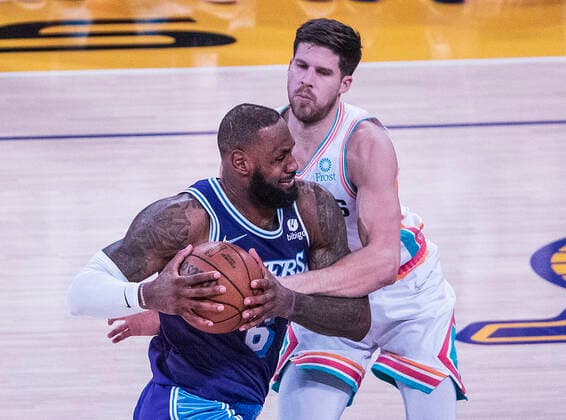December 23, 2021, Los Angeles, California, USA: LeBron James 6 of the Los Angeles Lakers is defended by Jakob Poeltl 25 of the San Antonio Spurs during their last NBA, Basketball Herren, USA home game at Staples Center on Thursday December 23, 2021 in Los Angeles, California. Lakers lose to Spurs, 110-138. PI Los Angeles USA - ZUMAp124 20211223_zaa_p124_028 Copyright: xJAVIERxROJASx