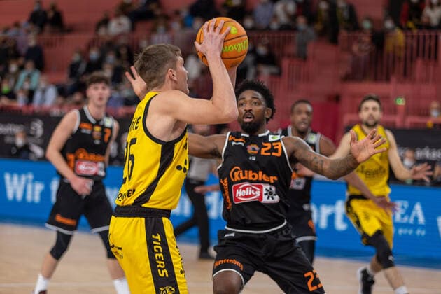 Till Joenke Tigers Tuebingen, 26 Raiquan Leeandre Clark wiha Panthers Schwenningen, 23 Tigers Tuebingen vs wiha Panthers Schwenningen, 2 Basketball Bundesliga, Pro A, Barmer 2 Basketball, 15 Matchday , Season 2021 2022, 23 12 2021 Tigers Tuebingen vs wiha Panthers Schwenningen, 2 Basketball Bundesliga, Pro A, Barmer 2 Basketball, 15 Matchday , Season 2021 2022, 23 12 2021 Tuebingen Copyright: xNinaxSanderx xEibnerxPressefotox EP_NSR