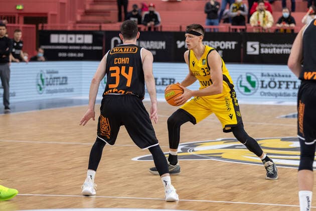 David Cohn wiha Panthers Schwenningen, 34 Daniel Keppeler Tigers Tuebingen, 31 Tigers Tuebingen vs wiha Panthers Schwenningen, 2 Basketball Bundesliga, Pro A, Barmer 2 Basketball, 15 Spieltag , Spielzeit 2021 2022, 23 12 2021 Tigers Tuebingen vs wiha Panthers Schwenningen, 2 Basketball Bundesliga, Pro A, Barmer 2 Basketball, 15 Spieltag , Spielzeit 2021 2022, 23 12 2021 Tuebingen Copyright: xNinaxSanderx xEibnerxPressefotox EP_NSR