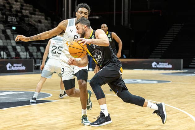 Josh Price Nuernberg Falcons BC, 09 , Besnik Bekteshi VfL Kirchheim Knights, 77 , Nuernberg Falcons BC vs VfL Kirchheim Knights, Basketball, 2 Bundesliga Pro A, 15 Spieltag, 23 12 2021 Nuernberg Falcons BC vs VfL Kirchheim Knights, Basketball, 2 Bundesliga Pro A, 15 Spieltag, 23 12 2021 Nuernberg Copyright: xEIBNER GuenerxSantemizx EP_GSZ