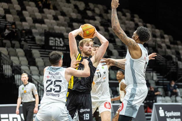 Tim Koepple Nuernberg Falcons BC, 25 , Till Pape VfL Kirchheim Knights, 19 , Josh Price Nuernberg Falcons BC, 09 , Nuernberg Falcons BC vs VfL Kirchheim Knights, Basketball, 2 Bundesliga Pro A, 15 Spieltag, 23 12 2021 Nuernberg Falcons BC vs VfL Kirchheim Knights, Basketball, 2 Bundesliga Pro A, 15 Spieltag, 23 12 2021 Nuernberg Copyright: xEIBNER GuenerxSantemizx EP_GSZ