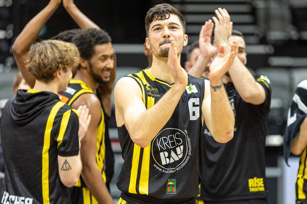 Luka Kamber VfL Kirchheim Knights, 06 , cheers, cheers, win Nuernberg Falcons BC vs VfL Kirchheim Knights, Basketball, 2 Bundesliga Pro A, 15 Spieltag, 23 12 2021 Nuernberg Falcons BC vs VfL Kirchheim Knights, Basketball, 2 Bundesliga Pro A, 15 Spieltag, 23 12 2021 Nuernberg Copyright: xEIBNER GuenerxSantemizx EP_GSZ