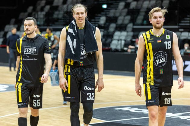 Karlo Miksic VfL Kirchheim Knights, 55 , Noah Starkey VfL Kirchheim Knights, 32 , Till Pape VfL Kirchheim Knights, 19 , cheers, cheers, after end of game, end of game, win, Nuernberg Falcons BC vs VfL Kirchheim Knights, Basketball, 2 Bundesliga Pro A, 15 Spieltag, 23 12 2021 Nuernberg Falcons BC vs VfL Kirchheim Knights, Basketball, 2 Bundesliga Pro A, 15 Spieltag, 23 12 2021 Nuernberg Copyright: xEIBNER GuenerxSantemizx EP_GSZ