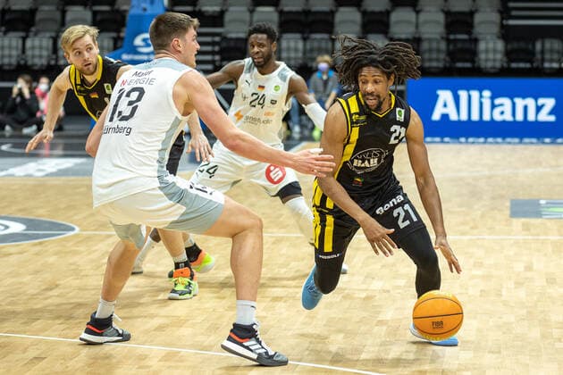 Jonathan Maier Nuernberg Falcons BC, 13 , Rohndell Domminic Goodwin VfL Kirchheim Knights, 21 , Nuernberg Falcons BC vs VfL Kirchheim Knights, Basketball, 2 Bundesliga Pro A, 15 Spieltag, 23 12 2021 Nuernberg Falcons BC vs VfL Kirchheim Knights, Basketball, 2 Bundesliga Pro A, 15 Spieltag, 23 12 2021 Nuernberg Copyright: xEIBNER GuenerxSantemizx EP_GSZ