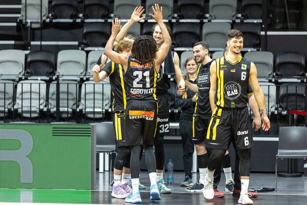 Kirchheim, team, team, cheers, cheers, after end of game, victory Nuernberg Falcons BC vs VfL Kirchheim Knights, Basketball, 2 Bundesliga Pro A, 15 Spieltag, 23 12 2021 Nuernberg Falcons BC vs VfL Kirchheim Knights, Basketball, 2 Bundesliga Pro A, 15 Spieltag, 23 12 2021 Nuernberg Copyright: xEIBNER GuenerxSantemizx EP_GSZ