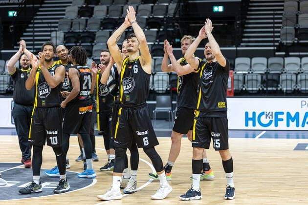Kirchheim, team, team, cheers, cheers, after end of game, victory Nuernberg Falcons BC vs VfL Kirchheim Knights, Basketball, 2 Bundesliga Pro A, 15 Spieltag, 23 12 2021 Nuernberg Falcons BC vs VfL Kirchheim Knights, Basketball, 2 Bundesliga Pro A, 15 Spieltag, 23 12 2021 Nuernberg Copyright: xEIBNER GuenerxSantemizx EP_GSZ