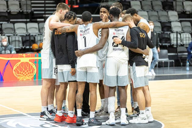 Nuremberg, team, team, disappointed, disappointment, after the end of the game, defeat, Nuernberg Falcons BC vs VfL Kirchheim Knights, basketball, 2 Bundesliga Pro A, 15 match day, 23 12 2021 Nuernberg Falcons BC vs VfL Kirchheim Knights, basketball, 2 Bundesliga Pro A, 15 match day, 23 12 2021 Nuernberg Copyright: xEIBNER GuenerxSantemizx EP_GSZ