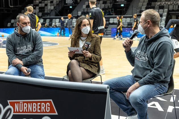 Martin Roth Noris Blockers Fanclub Nuernberg , Monja Lutz Radio energy Nuernberg , Ralph Junge Nuernberg Falcons Geschaeftsfuehrer , Nuernberg Falcons BC vs VfL Kirchheim Knights, Basketball, 2 Bundesliga Pro A, 15 Spieltag, 23 12 2021 Nuernberg Falcons BC vs VfL Kirchheim Knights, Basketball, 2 Bundesliga Pro A, 15 Spieltag, 23 12 2021 Nuernberg Copyright: xEIBNER GuenerxSantemizx EP_GSZ
