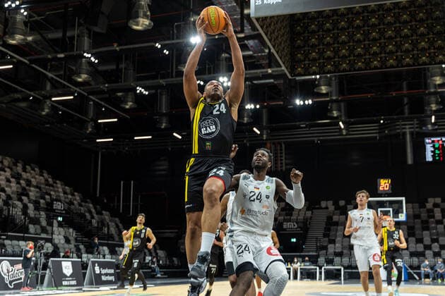 Jonathon Williams VfL Kirchheim Knights, 24 , Roland L Amour Nyama Nuernberg Falcons BC, 24 , Nuernberg Falcons BC vs VfL Kirchheim Knights, Basketball, 2 Bundesliga Pro A, 15 Spieltag, 23 12 2021 Nuernberg Falcons BC vs VfL Kirchheim Knights, Basketball, 2 Bundesliga Pro A, 15 Spieltag, 23 12 2021 Nuernberg Copyright: xEIBNER GuenerxSantemizx EP_GSZ