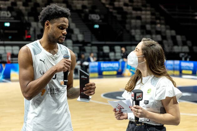 Antonio Davis Nuernberg Falcons BC, 03 , MVP Fan Award, Monja Lutz Radio energy Nuernberg , Nuernberg Falcons BC vs VfL Kirchheim Knights, Basketball, 2 Bundesliga Pro A, 15 Spieltag, 23 12 2021 Nuernberg Falcons BC vs VfL Kirchheim Knights, Basketball, 2 Bundesliga Pro A, 15 Spieltag, 23 12 2021 Nuernberg Copyright: xEIBNER GuenerxSantemizx EP_GSZ
