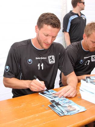 München, Deutschland 04. August 2013: Fussball, Herren, TSV 1860 München, Fan Fest am Trainingsgelände Hier im Bild Benjamin Lauth beim Autogramme schreiben *** Munich, Germany 04 August 2013 Football, Men, TSV 1860 Munich, Fan Fest at the training ground Here in the picture Benjamin Lauth signing autographs.
