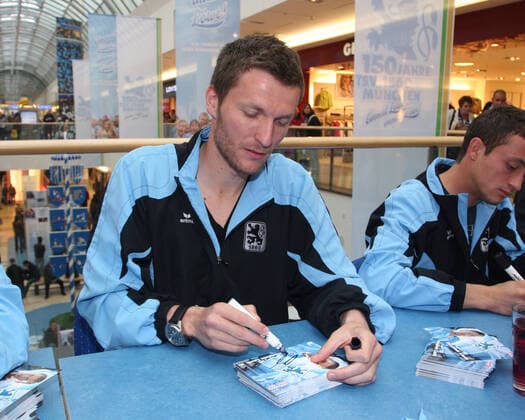 München, Deutschland 15. Mai 2010: Fussball, Herren,150 Jahre TSV 1860 München, Ausstellung in den Riem Arcaden Fantreffen vom TSV 1860 München zur 150 Jahr Feier des Vereins in den Riem Arcaden. Hier Benjamin Lauth beim Autogramme schreiben *** Munich, Germany 15 May 2010 Football, Men,150 years TSV 1860 Munich, Exhibition in the Riem Arcaden Fan meeting of TSV 1860 Munich for the 150th anniversary of the club in the Riem Arcaden Here Benjamin Lauth signing autographs