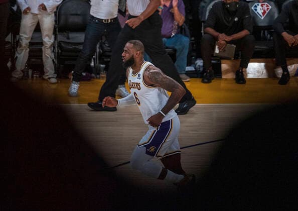 December 25, 2021, Los Angeles, California, USA: LeBron James 6 of the Los Angeles Lakers during their NBA, Basketball Herren, USA home game against the Brooklyn Nets on Saturday December 25, 2021 at Crypto.com Arena in Los Angeles, California. Lakers lose to Nets, 115-122. PI Los Angeles USA - ZUMAp124 20211225_zaa_p124_010 Copyright: xJAVIERxROJASx