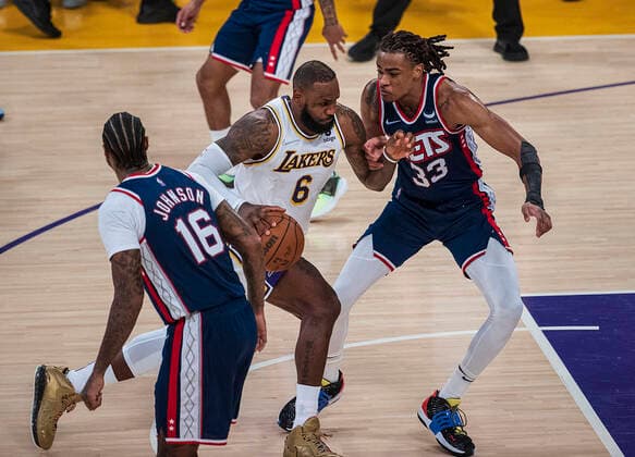 December 25, 2021, Los Angeles, California, USA: LeBron James 6 of the Los Angeles Lakers drives in between James Johnson 16 and Nicolas Claxton 33 of the Brooklyn Nets during their NBA, Basketball Herren, USA home game on Saturday December 25, 2021 at Crypto.com Arena in Los Angeles, California. Lakers lose to Nets, 115-122. PI Los Angeles USA - ZUMAp124 20211225_zaa_p124_014 Copyright: xJAVIERxROJASx