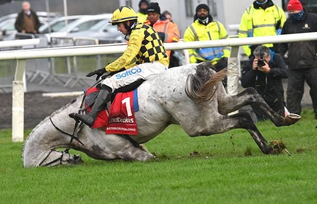 Bilder des Jahres 2021, Sport 12 Dezember Sport Themen der Woche KW51 Sport Bilder des Tages Mandatory Credit: Photo by Hugh Routledge Shutterstock (12657027x) B.J. Cooper parts company with Asterion Forlonge after taking the last in The Ladbrokes King George Vl Steeple Chase. Photo Hugh Routledge Horse Racing, Christmas Race meeting, Kempton Park, UK - 26 Dec 2021 Horse Racing, Christmas Race meeting, Kempton Park, UK - 26 Dec 2021  Copyright: xHughxRoutledge Shutterstockx 12657027x