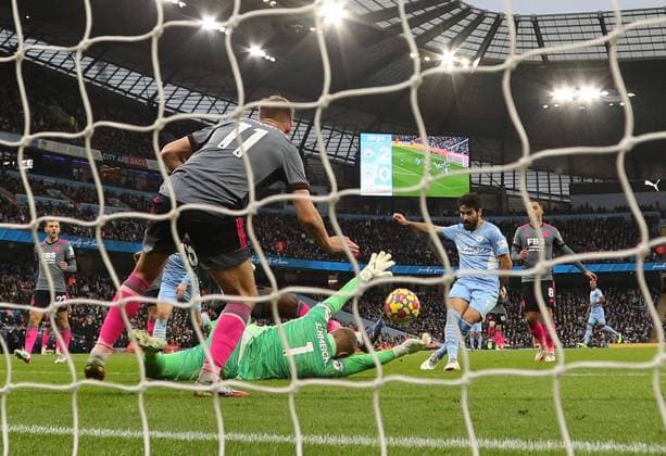 Manchester, England, 26th December 2021. Ilkay Gundogan of Manchester City scores the third goal during the Premier League match at the Etihad Stadium, Manchester. Picture credit should read: Darren Staples Sportimage EDITORIAL USE ONLY. No use with unauthorised audio, video, data, fixture lists, club league logos or live services. Online in-match use limited to 120 images, no video emulation. No use in betting, games or single club league player publications. SPI-1426-0033