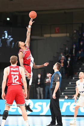 Basketball I Mens I 2021 2022 Season I BBL I 13 Matchday I Hamburg Towers Jobstairs Giessen 46ers I 26 12 2021 Phillip Fayne 10, JobStairs GIESSEN 46ers vs Eddy Edigin 17, Hamburg Towers Hamburg Wilhelmsburg edel optics de Arena Hamburg Germany. Copyright: xLobeca Schlikisx