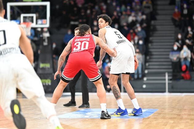Basketball I Mens I 2021 2022 Season I BBL I 13 Matchday I Hamburg Towers Jobstairs Giessen 46ers I 26 12 2021 Timeric Williams JR 30, JobStairs GIESSEN 46ers waiting for Caleb Homesley 5, Hamburg Towers Hamburg Wilhelmsburg edel optics de Arena Hamburg Germany. Copyright: xLobeca Schlikisx