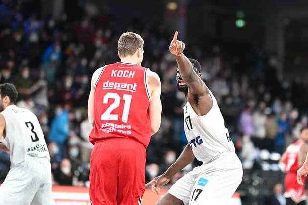 Basketball I Mens I 2021 2022 Season I BBL I 13 Matchday I Hamburg Towers Jobstairs Giessen 46ers I 26 12 2021 Eddy Edigin 17, Hamburg Towers complains Florian Koch 21, JobStairs GIESSEN 46ers made a mistake Hamburg Wilhelmsburg edel optics de Arena Hamburg Germany. Copyright: xLobeca Schlikisx