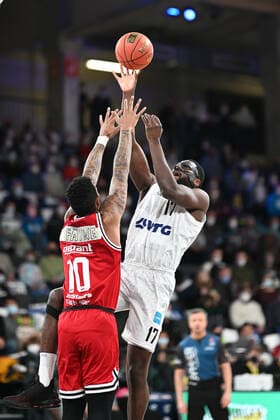 Basketball I Mens I 2021 2022 Season I BBL I 13 Matchday I Hamburg Towers Jobstairs Giessen 46ers I 26 12 2021 Phillip Fayne 10, JobStairs GIESSEN 46ers cant stop Eddy Edigin 17, Hamburg Towers throw Hamburg Wilhelmsburg edel optics de Arena Hamburg Germany. Copyright: xLobeca Schlikisx