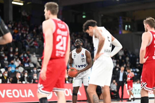 Basketball I Mens I 2021 2022 season I BBL I 13 matchday I Hamburg Towers Jobstairs Giessen 46ers I 26 12 2021 throw by Eddy Edigin 17, Hamburg Towers Hamburg Wilhelmsburg edel optics de Arena Hamburg Germany. Copyright: xLobeca Schlikisx
