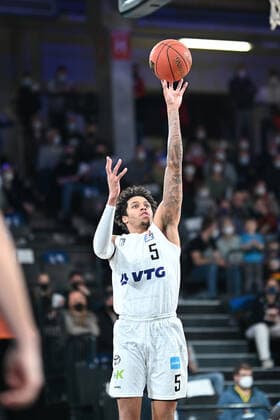 Basketball I Mens I 2021 2022 Season I BBL I 13 Matchday I Hamburg Towers Jobstairs Giessen 46ers I 26 12 2021 Caleb Homesley 5, Hamburg Towers macht ihn rein Hamburg Wilhelmsburg edel optics de Arena Hamburg Germany. Copyright: xLobeca Schlikisx