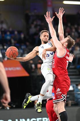 Basketball I Mens I 2021 2022 Season I BBL I 13 Matchday I Hamburg Towers Jobstairs Giessen 46ers I 26 12 2021 Ray McCallum 10, Hamburg Towers is disturbed by Johannes Lischka 13, JobStairs GIESSEN 46ers Hamburg Wilhelmsburg edel optics de Arena Hamburg Germany. Copyright: xLobeca Schlikisx