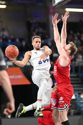 Basketball I Mens I 2021 2022 Season I BBL I 13 Matchday I Hamburg Towers Jobstairs Giessen 46ers I 26 12 2021 Ray McCallum 10, Hamburg Towers is disturbed by Johannes Lischka 13, JobStairs GIESSEN 46ers Hamburg Wilhelmsburg edel optics de Arena Hamburg Germany. Copyright: xLobeca Schlikisx
