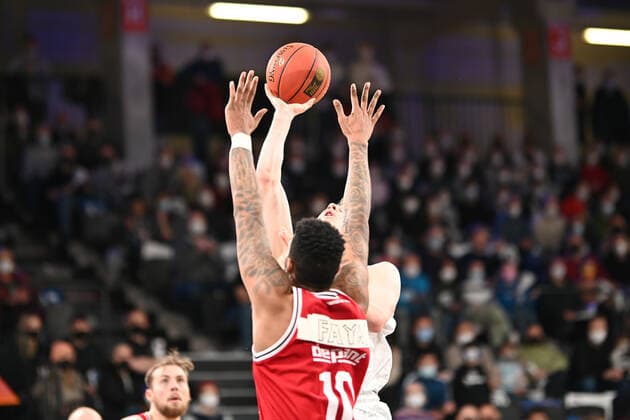 Basketball I Men I Season 2021 2022 I BBL I 13 Matchday I Hamburg Towers Jobstairs Giessen 46ers I 26 12 2021 Maik Kotsar 11, Hamburg Towers wants to throw the ball in, Phillip Fayne 10, JobStairs GIESSEN 46ers has something against it Hamburg Wilhelmsburg edel optics de Arena Hamburg Germany. Copyright: xLobeca Schlikisx
