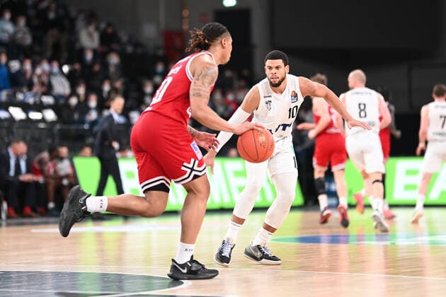 Basketball I Mens I 2021 2022 Season I BBL I 13 Matchday I Hamburg Towers Jobstairs Giessen 46ers I 26 12 2021 Timeric Williams JR 30, JobStairs GIESSEN 46ers v Ray McCallum 10, Hamburg Towers Hamburg Wilhelmsburg edel optics de Arena Hamburg Germany. Copyright: xLobeca Schlikisx