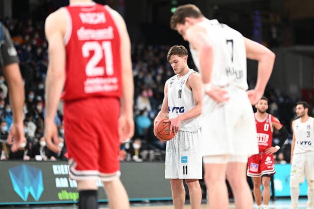 Basketball I Mens I 2021 2022 Season I BBL I 13 Matchday I Hamburg Towers Jobstairs Giessen 46ers I 26 12 2021 Maik Kotsar 11, Hamburg Towers free throw Hamburg Wilhelmsburg edel optics de Arena Hamburg Germany. Copyright: xLobeca Schlikisx