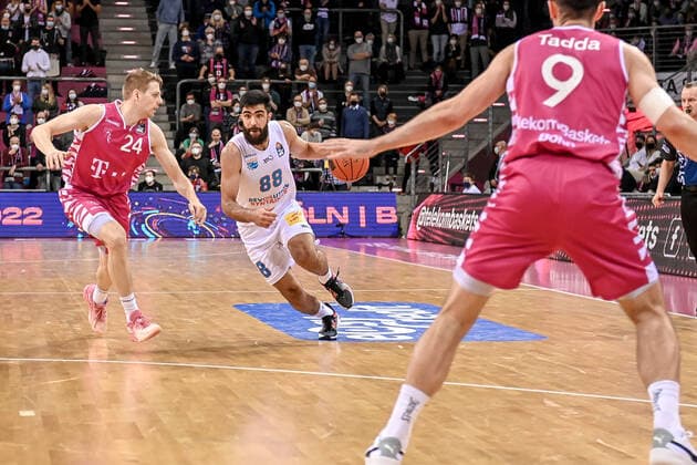 easyCredit BBL, Telekom Baskets Bonn vs Syntainics MBC , 26 12 2021 Tim Hasbargen Telekom Baskets Bonn 24 , Behnam Yakhchali Syntainics MBC 88 , easyCredit BBL, Telekom Baskets Bonn vs Syntainics MBC on 26 12 2021 at the Telekom Dome Bonn, Bonn Nordrhein Westfalen Copyright: xBEAUTIFULxSPORTS Mueller-Laschetx