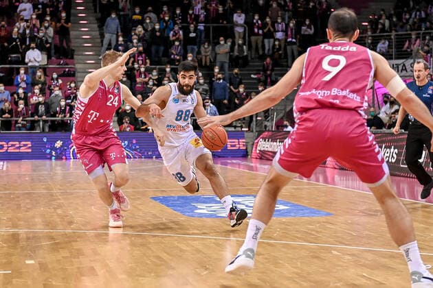 easyCredit BBL, Telekom Baskets Bonn vs Syntainics MBC , 26 12 2021 Tim Hasbargen Telekom Baskets Bonn 24 ,Behnam Yakhchali Syntainics MBC 88 , easyCredit BBL, Telekom Baskets Bonn vs Syntainics MBC on 26 12 2021 at Telekom Dome Bonn, Bonn Nordrhein Westfalen Copyright: xBEAUTIFULxSPORTS Mueller-Laschetx