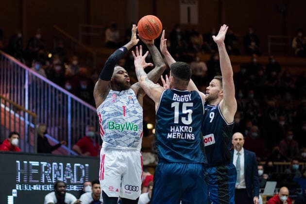Deshaun Thomas FC Bayern Muenchen Basketball in a duel with Bogdan Radosavljevic Merlins Crailsheim , Fabian Bleck Merlins Crailsheim , GER, HAKRO Merlins Crailsheim vs FC Bayern Muenchen Basketball, 26 12 2021, 13 Spieltag easycredit Basketball Bundesliga, Spielzeit 2021 2022 GER, HAKRO Merlins Crailsheim vs FC Bayern Muenchen Basketball, 26 12 2021, 13 Spieltag easycredit Basketball Bundesliga, Spielzeit 2021 2022 Crailsheim Copyright: xEibner MichaelxMemmlerx EP_MMR