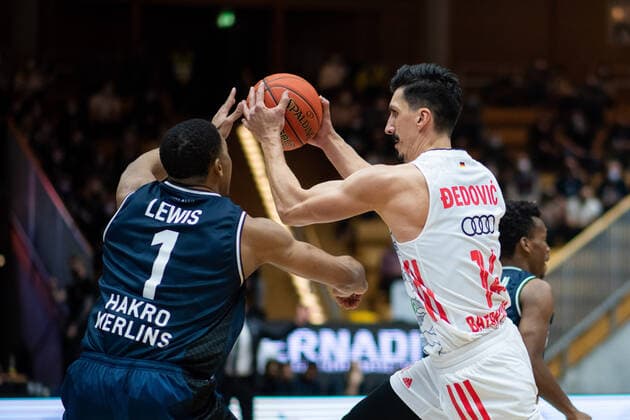 Nihad Djedovic FC Bayern Muenchen Basketball in a duel with Jaren Lewis Merlins Crailsheim , GER, HAKRO Merlins Crailsheim vs FC Bayern Muenchen Basketball, 26 12 2021, 13 Spieltag easycredit Basketball Bundesliga, Spielzeit 2021 2022 GER, HAKRO Merlins Crailsheim vs FC Bayern Muenchen Basketball, 26 12 2021, 13 Spieltag easycredit Basketball Bundesliga, Spielzeit 2021 2022 Crailsheim Copyright: xEibner MichaelxMemmlerx EP_MMR