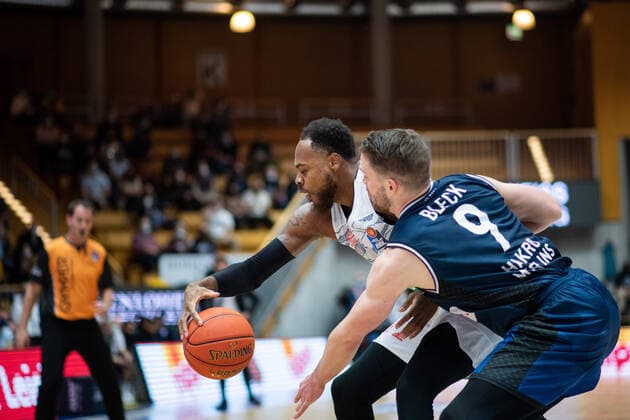 Deshaun Thomas FC Bayern Muenchen Basketball in a duel with Fabian Bleck Merlins Crailsheim , GER, HAKRO Merlins Crailsheim vs FC Bayern Muenchen Basketball, 26 12 2021, 13 Matchday easycredit Basketball Bundesliga, Spielzeit 2021 2022 GER, HAKRO Merlins Crailsheim vs FC Bayern Muenchen Basketball, 26 12 2021, 13 Matchday easycredit Basketball Bundesliga, Spielzeit 2021 2022 Crailsheim Copyright: xEibner MichaelxMemmlerx EP_MMR