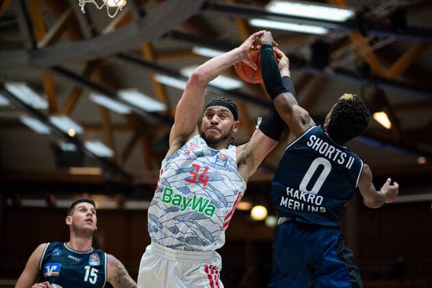 Gavin Schilling FC Bayern Muenchen Basketball at the basket against T J Shorts Merlins Crailsheim , GER, HAKRO Merlins Crailsheim vs FC Bayern Muenchen Basketball, 26 12 2021, 13 Matchday easycredit Basketball Bundesliga, Spielzeit 2021 2022 GER, HAKRO Merlins Crailsheim vs FC Bayern Muenchen Basketball, 26 12 2021, 13 Matchday easycredit Basketball Bundesliga, Spielzeit 2021 2022 Crailsheim Copyright: xEibner MichaelxMemmlerx EP_MMR