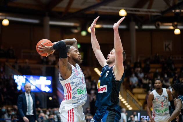 Deshaun Thomas FC Bayern Muenchen Basketball in a duel with Fabian Bleck Merlins Crailsheim , GER, HAKRO Merlins Crailsheim vs FC Bayern Muenchen Basketball, 26 12 2021, 13 Matchday easycredit Basketball Bundesliga, Spielzeit 2021 2022 GER, HAKRO Merlins Crailsheim vs FC Bayern Muenchen Basketball, 26 12 2021, 13 Matchday easycredit Basketball Bundesliga, Spielzeit 2021 2022 Crailsheim Copyright: xEibner MichaelxMemmlerx EP_MMR