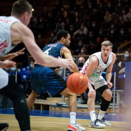 Ognjen Jaramaz FC Bayern Muenchen Basketball in a duel with Elias Lasisi Merlins Crailsheim , GER, HAKRO Merlins Crailsheim vs FC Bayern Muenchen Basketball, 26 12 2021, 13 Spieltag easycredit Basketball Bundesliga, Spielzeit 2021 2022 GER, HAKRO Merlins Crailsheim vs FC Bayern Muenchen Basketball, 26 12 2021, 13 Spieltag easycredit Basketball Bundesliga, Spielzeit 2021 2022 Crailsheim Copyright: xEibner MichaelxMemmlerx EP_MMR