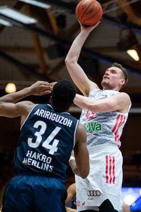 Leon Radosevic FC Bayern Muenchen Basketball at the basket against Richmond Aririguzoh Merlins Crailsheim , GER, HAKRO Merlins Crailsheim vs FC Bayern Muenchen Basketball, 26 12 2021, 13 Matchday easycredit Basketball Bundesliga, Spielzeit 2021 2022 GER, HAKRO Merlins Crailsheim vs FC Bayern Muenchen Basketball, 26 12 2021, 13 Matchday easycredit Basketball Bundesliga, Spielzeit 2021 2022 Crailsheim Copyright: xEibner MichaelxMemmlerx EP_MMR