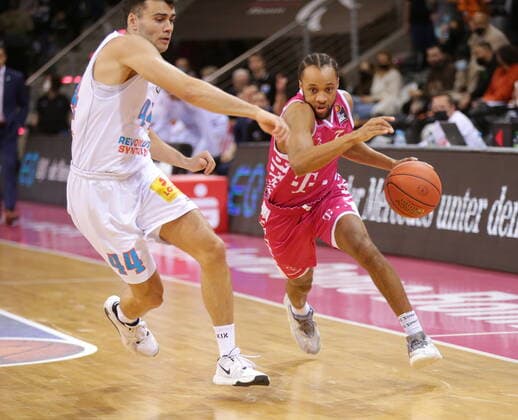 Parker Jackson Cartwright Telekom Baskets Bonn vs Nikola Rebic Syntainics MBC easyCredit BBL 1 Bundesliga , 2021 2022 season , Hauptrunde 13 Spieltag