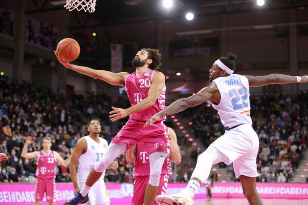 Jeremy Morgan Telekom Baskets Bonn vs Chris Coffey Syntainics MBC easyCredit BBL 1 Bundesliga , Season 2021 2022 , Hauptrunde 13 Spieltag